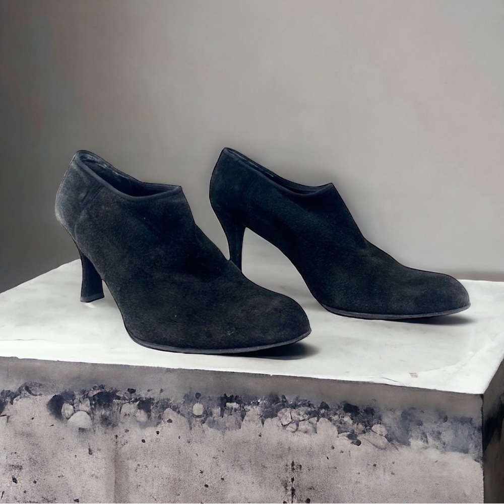 STUART Weitzman Black Soft Stretch Suede Shootie Pumps Size 9.5